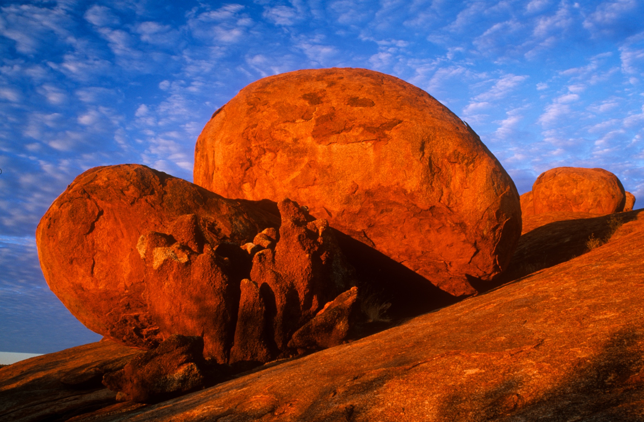 AUSTRALIANorthernTerritoryDevilsMarbles.Eveninglightilluminatesthebouldersofthispopulartouristdestination