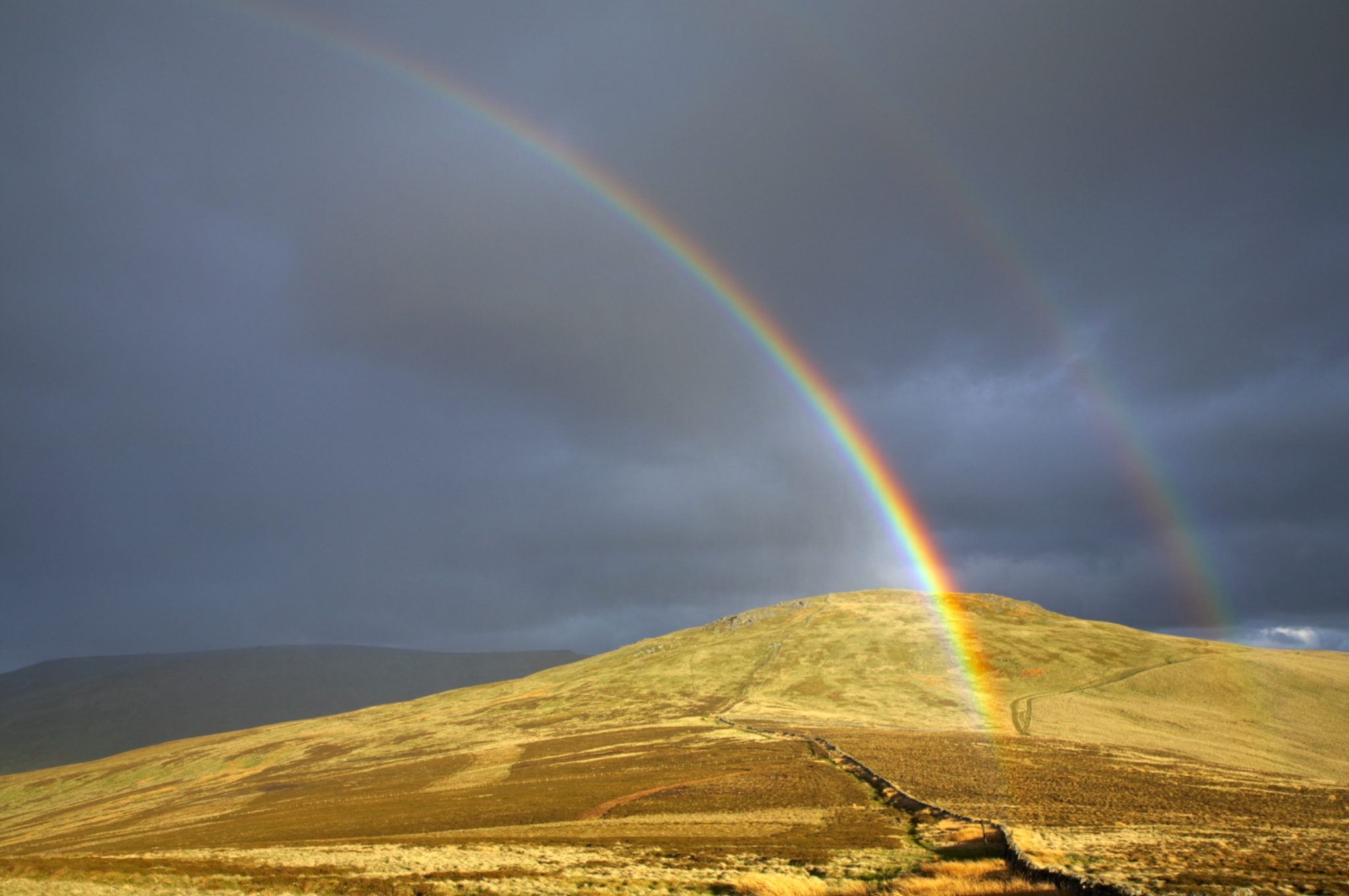 EnglandNorthumberlandThePennineWay.ArainbowabovetheSchilontheEngland ScottishBorder