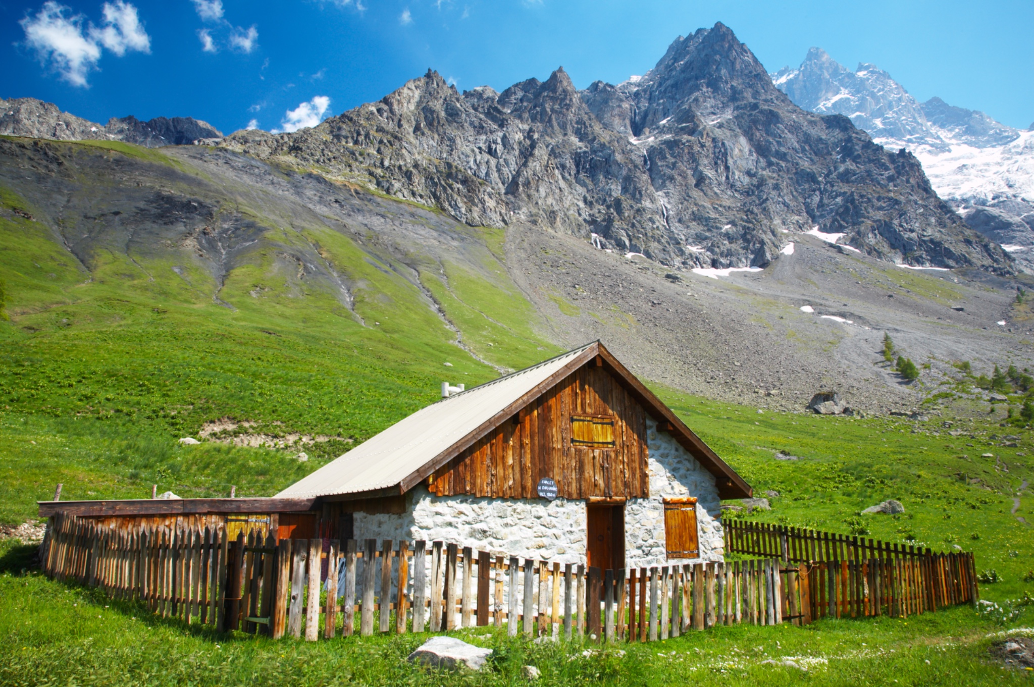 FranceRhocc82ne AlpesTheEcrinsNationalPark.WoodcabinChalVachereloactedonameadownearthedominatingpeakoftheLaMeije