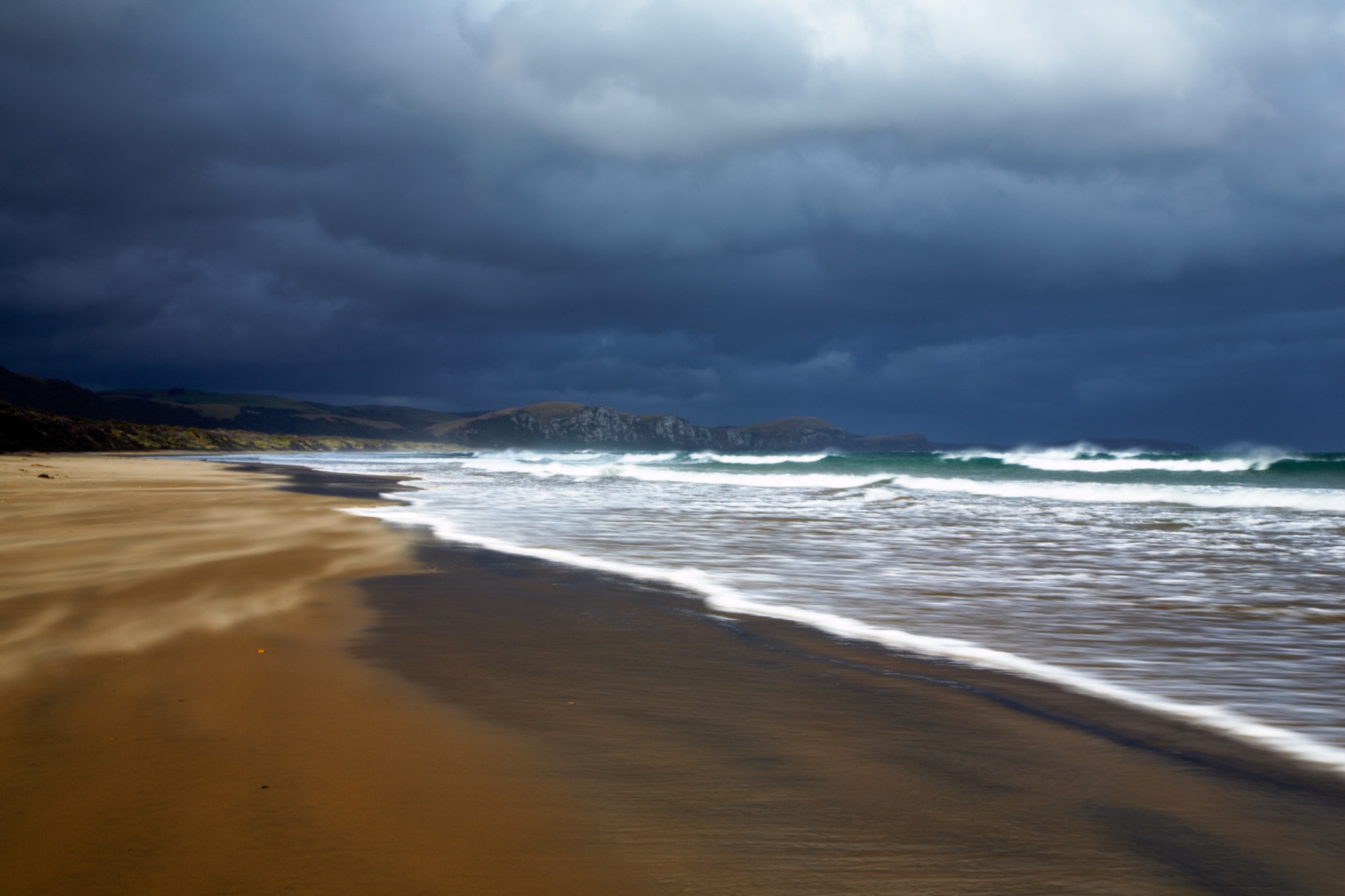 NewZealandSouthlandTheCatlins.AstormbrewsoverTahakopaBaynearthetownofPapatowai